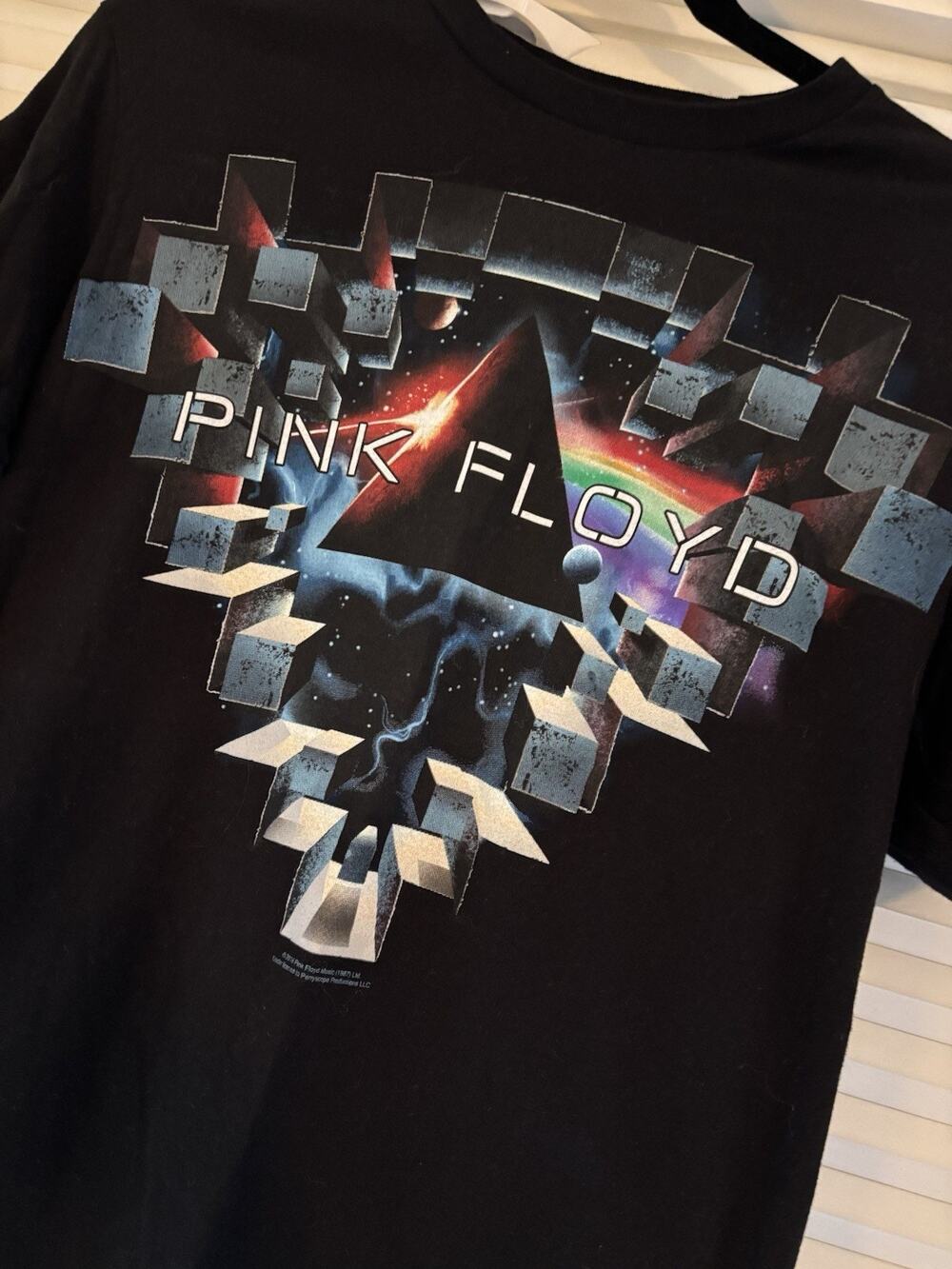 LIQUID BLUE PINK FLOYD T-SHIRT SIZE M CHEST IS 21" LENGTH 28" GRAPHICS
